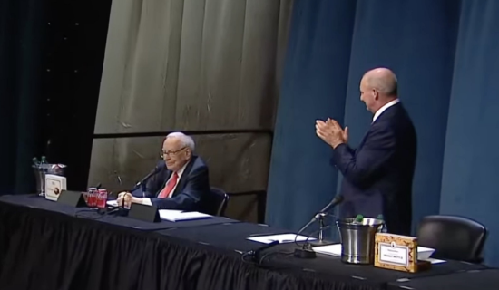 实盘配资之家网 巴菲特突然官宣：年底辞任伯克希尔CEO “接班人”懵了